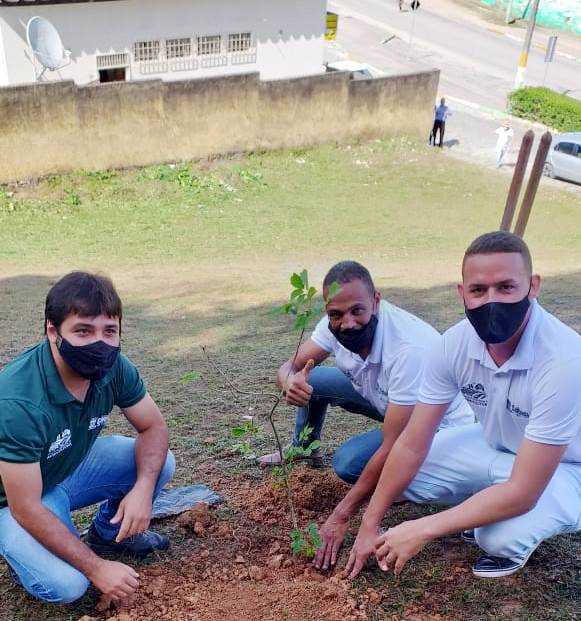 Camacã: Secretaria de Agricultura e Meio Ambiente em parceria com o Lions Clube e Maçonaria, realizam plantio de árvores e homenageia o empresário Eds